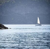 Segelboot auf dem Wasser foto