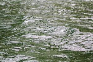grünes türkisfarbenes Wasser mit Wellen. Textur von oben, Sognefjord Norwegen. foto