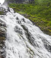 schöner wasserfall hjellefossen utladalen ovre ardal norwegen. schönsten Landschaften.