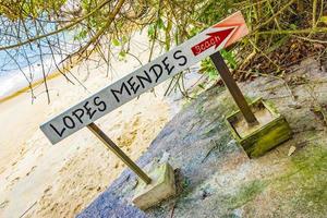 Wanderweg-Wegweiser zu Lopes Mendes auf der Ilha Grande. foto