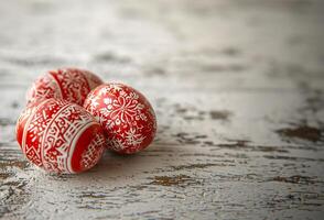 ai generiert rot und Weiß wachsbeständig gefärbt Ostern Eier auf Weiß Holz foto