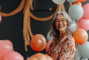 ai generiert froh Senior Frau im elegant Kleidung mit Luftballons beim Nerds Party foto