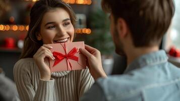 ai generiert ein schön Frau gibt ein Gruß Karte zu ihr Geliebte Manin das Leben Zimmer von das Haus foto