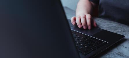 Geschäft Frau Hände Tippen auf Laptop Klaviatur. Geschäft Technologie Konzept mit leeren Raum zum Netz Banner. Frau Arbeiter und Geschäft Konzept. foto