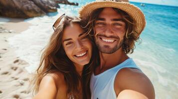 ai generiert jung glücklich Mann küssen und umarmen schön Frau während nehmen Selfie Foto auf sonnig Strand