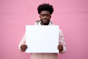 ai generiert ein jung schwarz Mann halten ein leeren Weiß Tafel Gruß Karte foto