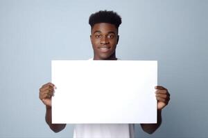 ai generiert ein jung schwarz Mann halten ein leeren Weiß Tafel Gruß Karte foto