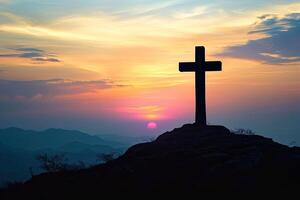 ai generiert Silhouette von ein Kreuz auf ein Hügel im ein Berg Landschaft beim Sonnenuntergang. foto