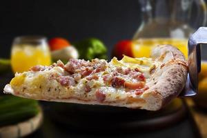 Stück schmelzende Mozzarella-Pizza foto
