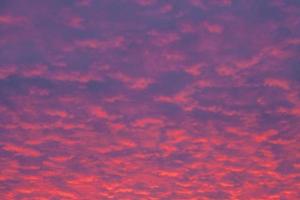 rosa Sonnenunterganghimmel mit schönen Wolken.