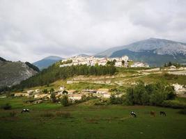 Blick auf die Stadt Opi in den Abruzzen foto