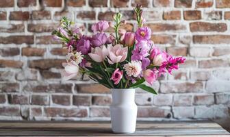 ai generiert ein Weiß Vase gefüllt mit Blumen auf ein Holz Tabelle gegen ein Backstein Mauer foto