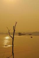 Schöne Aussicht Schatten Licht Langschwanzboot Sonnenaufgang im Damm Srinakarin Nationalpark Kanchanaburi, Thailand foto