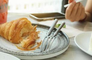 frisch gebackenes Croissant glänzend im Kaffeecafe foto