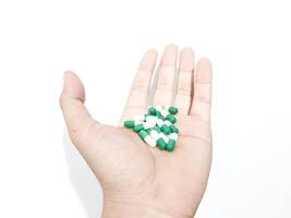 Kapsel Tabletten platziert im das Palme von das Hand isoliert auf ein Weiß Hintergrund foto