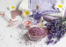 natürliche Kräuterkosmetik mit Lavendelblüten