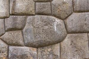 Stein Mauer gebaut von enorm Felsbrocken genau geschnitzt durch das Inkas ein das sacsayhuaman saqsaywaman Ruinen in der Nähe von cusco, Peru foto