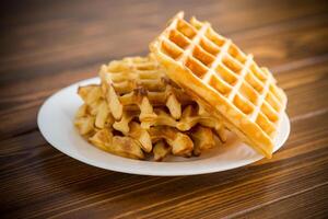 Süss gekocht aromatisch Belgier Waffeln im ein Teller foto