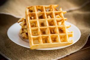 Süss gekocht aromatisch Belgier Waffeln im ein Teller foto