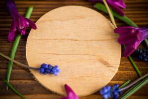 schön Strauß von Frühling Blumen auf ein hölzern Tabelle foto
