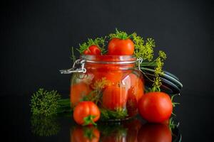 natürlich Tomaten mit Gewürze bereit zum Erhaltung foto