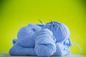 einstellen zum Hand Stricken, Blau Garn, Stricken Nadeln. foto