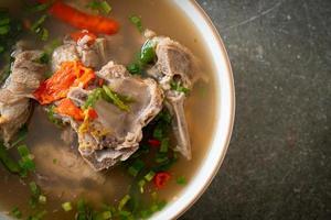 würzige gehackte Schweinerückensuppe oder würzige Längensuppe foto