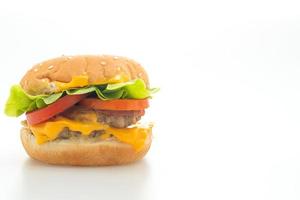 Schweinefleischburger mit Käse auf weißem Hintergrund foto