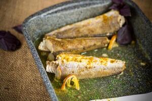 Fisch gebacken im das Ofen mit Gewürze, Gewürze foto