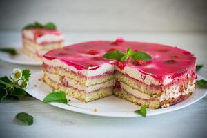 Erdbeere Mohn Kuchen mit Sahne im ein Teller foto