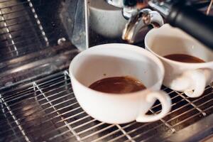 Kaffee Hersteller Herstellung Kaffee im zwei Tasse foto