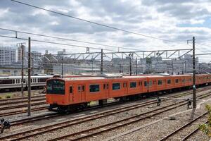 Jahrgang Lokomotive Orange Zug im Bahnhof foto