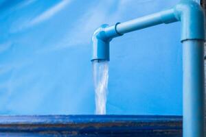 Blau pvc Rohr mit fließend Wasser im Eimer foto