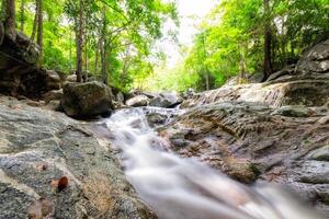 Huai Yang Wasserfall tropisch Regenwald im National Park foto