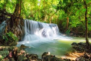 schön huay mae Khamin Wasserfall im tropisch Regenwald beim Srinakarin National Park foto