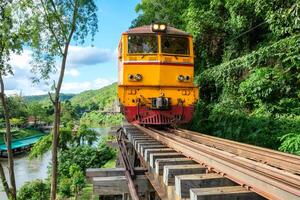 uralt Zug Laufen auf hölzern Eisenbahn im tham krasae foto