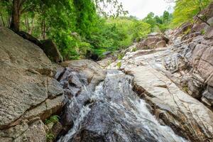 Huai Yang Wasserfall tropisch Regenwald im National Park foto