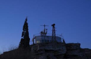 Kommunikation Turm mit Signal Beleuchtung, Satellit Geschirr und Navigation. foto