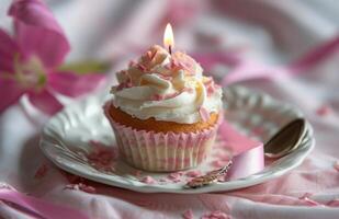 ai generiert winzig Cupcake mit Kerze und Rosa Band foto