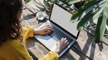 ai generiert Attrappe, Lehrmodell, Simulation Bild von ein Frau mit Laptop mit leer Bildschirm auf hölzern Tisch. foto