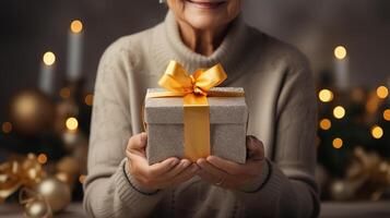 ai generiert schön reifen Frau halten Geschenk Box auf sauber Hintergrund. generativ ai. foto