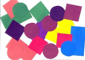Papierapplikation mit Schere aus farbig ausgeschnitten