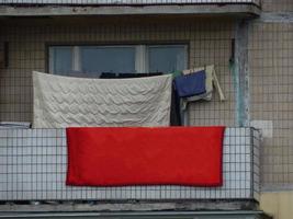 die gewaschene Wäsche wird auf dem Balkon des Hauses getrocknet foto