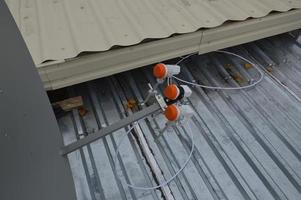 Herstellung einer Halterung zur Montage einer Satellitenschüssel auf dem Dach eines Gebäudes