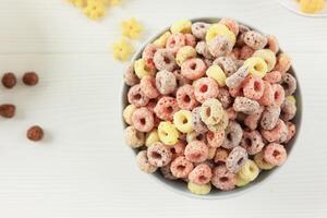 bunt Müsli Ring zum Frühstück foto