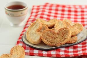 Süss Palmier Puff Gebäck serviert mit Tee foto