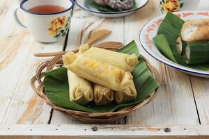 Lepet Jagung, traditionell indonesisch Snack foto