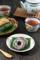 Jalabrien oder Jalabiya, Krapfen Ring gestalten Snack gemacht von klebrig Reis Mehl beschichtet mit Zucker Pulver. foto