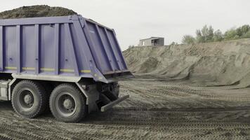 Minsk, Weißrussland, 18.11.2022. Szene. Konstruktion im ein Steinbruch mit Zement Transport im ein groß Blau LKW mit hoch Räder. foto