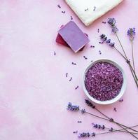 Flache Komposition mit Lavendelblüten und Naturkosmetik foto